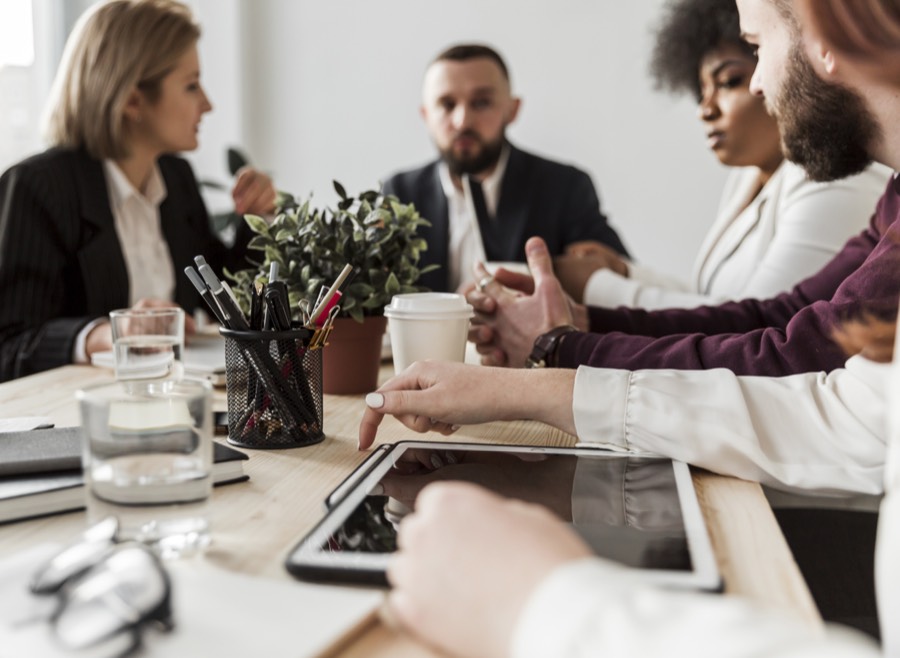 Conseiller TH2 Patrimoine restituant les conclusions d’un audit patrimonial à ses clients